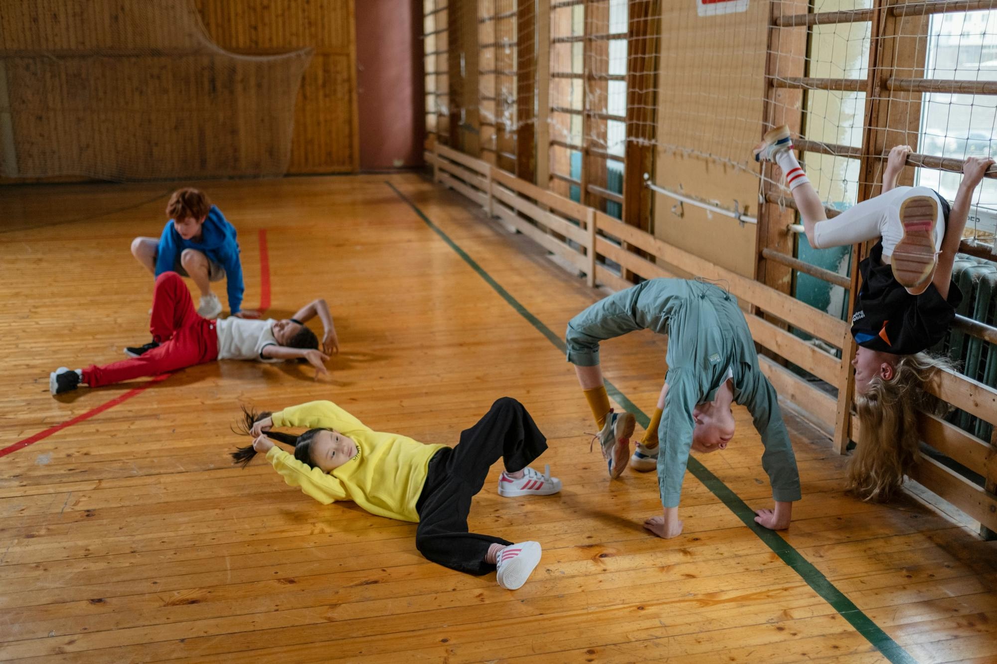 TEST · Enfants en parcours moteur encadré par animatrice.