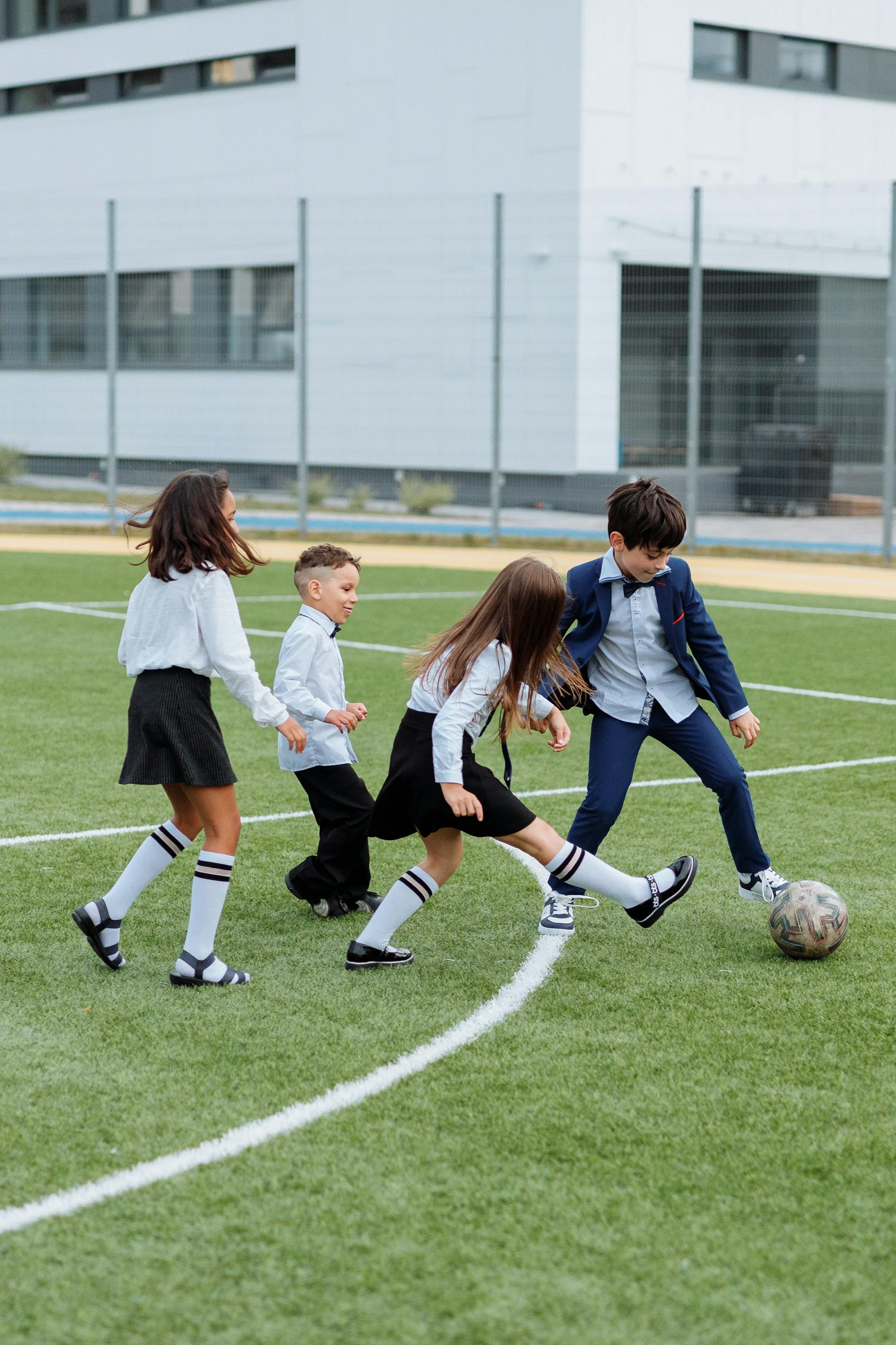 TEST · Enfants en tenue de sport sur terrain extérieur.