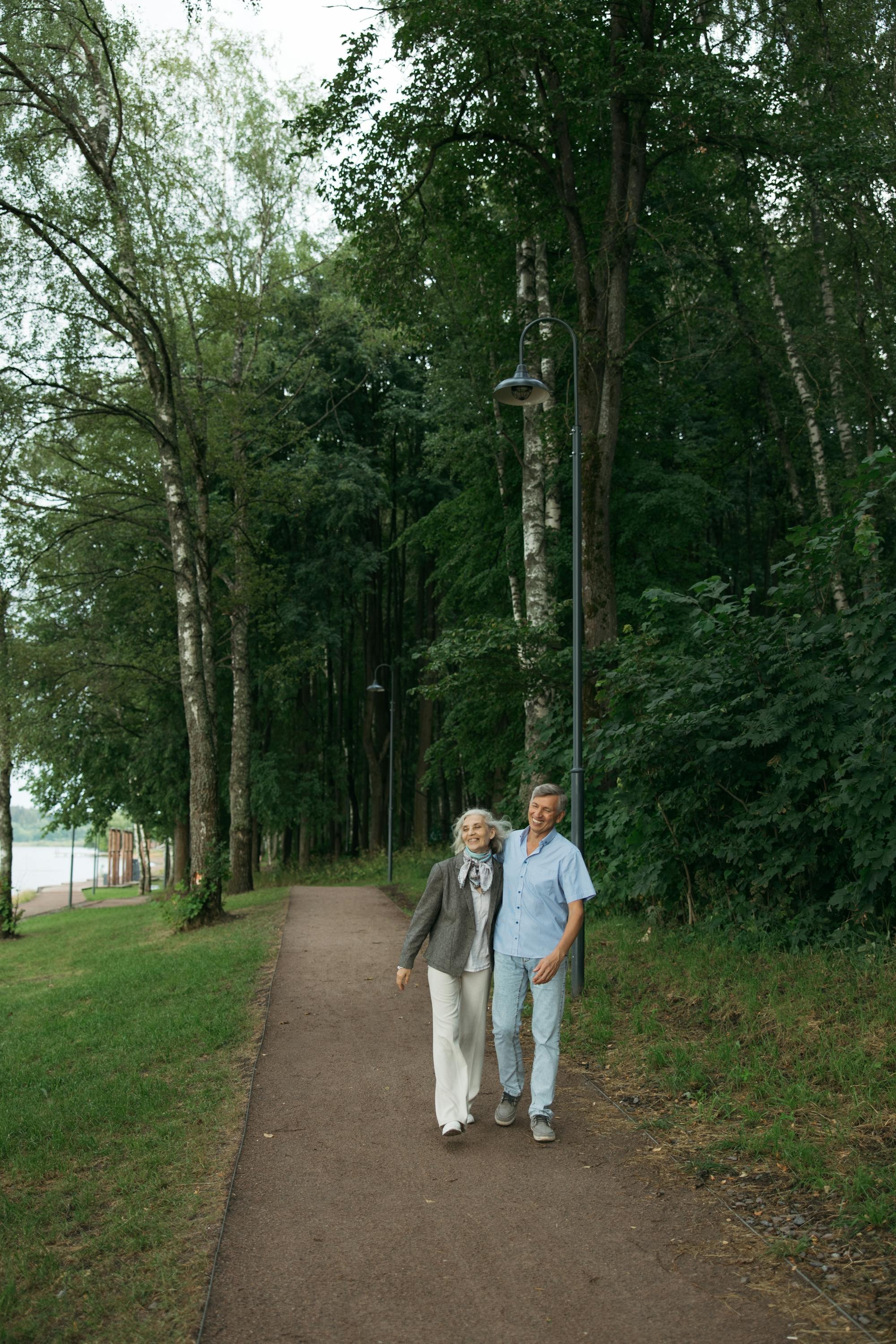 TEST · Marcheurs nordiques sur sentier verdoyant.