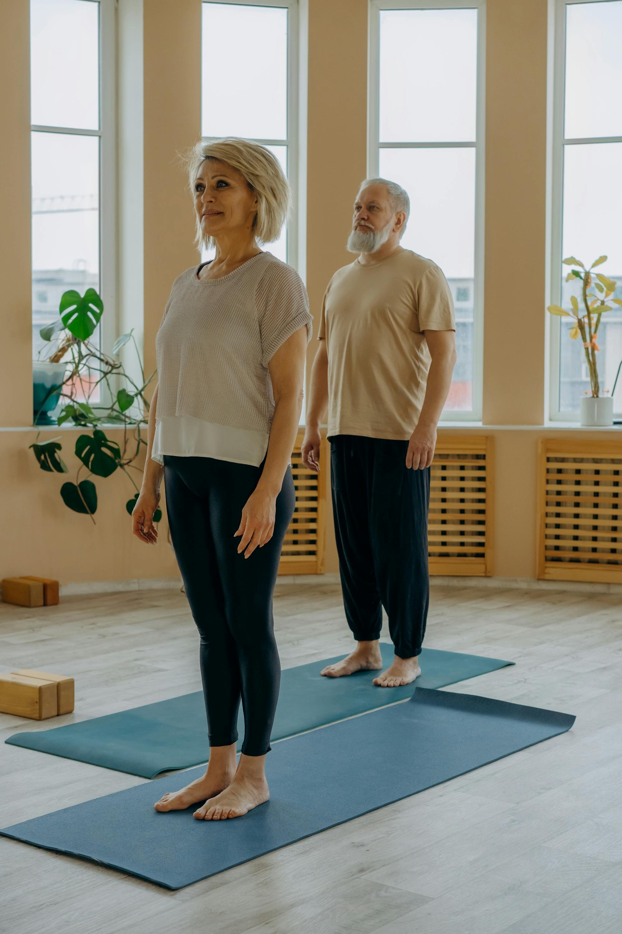 TEST · Couple senior en posture debout pendant atelier Sport Santé.